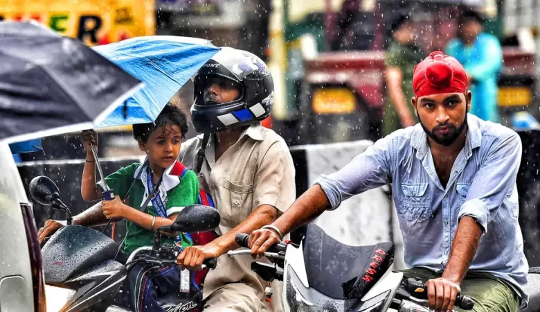 दिल्ली में बारिश, ठंड और प्रदूषण का असर