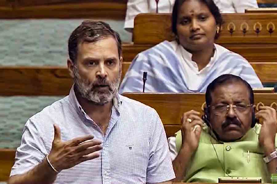 मोदी सरकार आर्थिक नीतियां राहुल की आलोचना