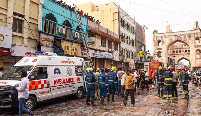 हैदराबाद Fire: गुलजार हाउस में आग, 17 Deaths Near चारमीनार