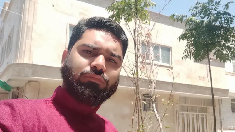उत्तर प्रदेश के बाराबंकी के रहने वाले मोहम्मद फ़रज़ान रिज़वी ईरान के क़ुम शहर में धार्मिक शिक्षा ले रहे हैं.