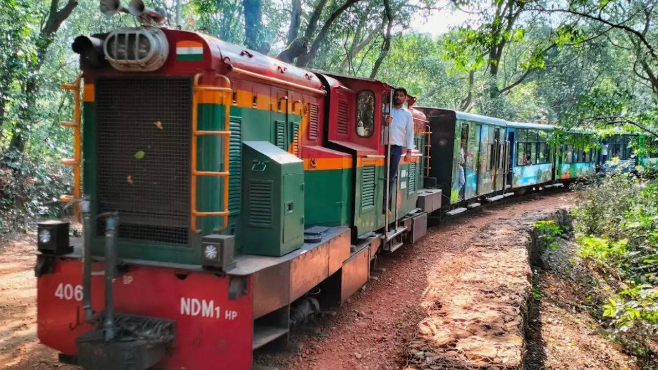 माथेरान की अनोखी सैर: जहां बादलों के बीच चलते हैं पर्यटक, गाड़ियों का प्रवेश वर्जित है! Matheran Train